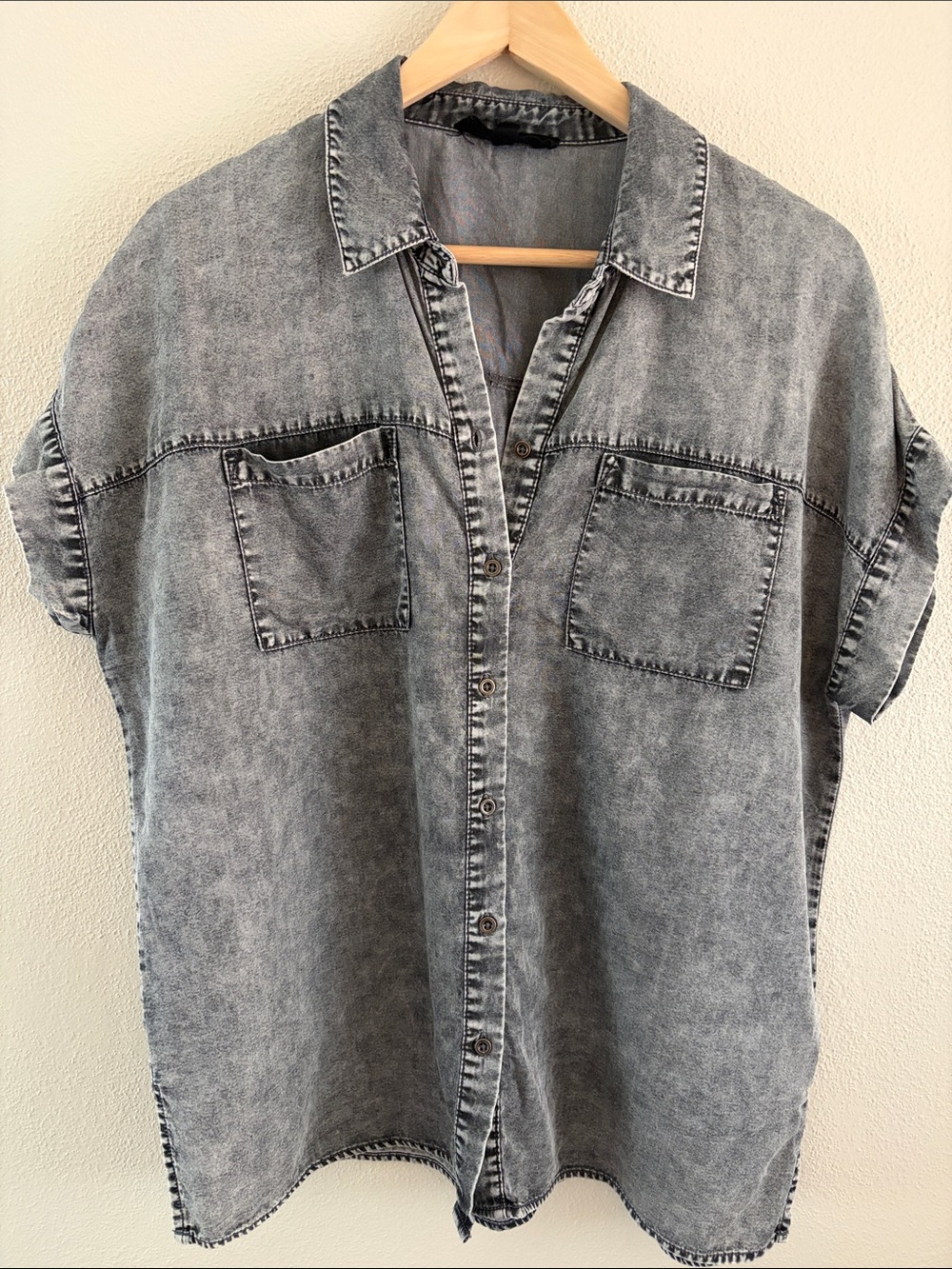 Jane + Delancey gray acid wash style button up shirt sleeve top | size medium